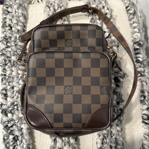 Authentic 2008 Louis Vuitton Amazone Damier Ebene Crossbody Bag